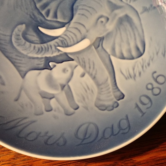 Bing & Grondahl Momma Elephant with baby 🐘 - Picture 3 of 5